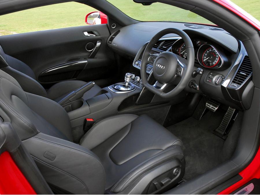 Интерьер Audi R8 V10 2009 года  (UK) (фото 12 из 21)